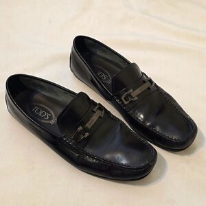 TOD’S Mens leather moccasin loafers metal logo in perfect condition size 8